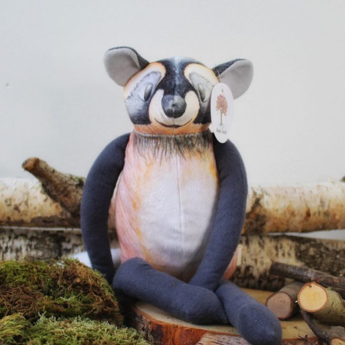 wasbeer knuffeltje van het merk maple forest super zacht en hand gemaakt van milieu vriendelijk materiaal
